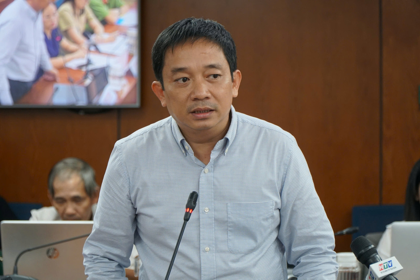 Ông Nguyễn Minh Hùng thông tin về lĩnh vực thương mại điện tử tại cuộc họp báo