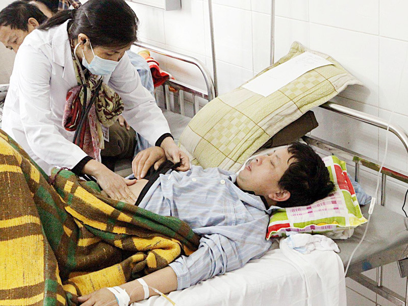 Bác sĩ đang khám cho bệnh nhân mắc bệnh giun xoắn. Ảnh: T.H