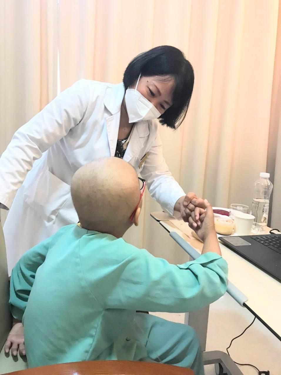 Hầu hết các bệnh ung thư ở trẻ em có thể được chữa khỏi bằng thuốc chung và các hình thức điều trị khác bao gồm phẫu thuật và xạ trị. Điều trị ung thư trẻ em có thể có hiệu quả chi phí trong tất cả các mức thu nhập. Ảnh: TS - BS Phạm Thị Việt Hương và một bệnh nhi ung thư đang được điều trị