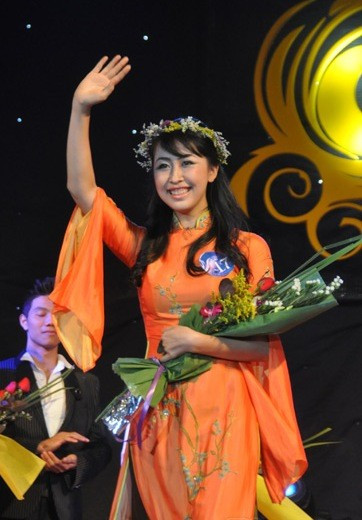 Linh từng là á khôi cuộc thi "Duyên dáng ngoại thương năm 2009" . Linh từng là á khôi cuộc thi