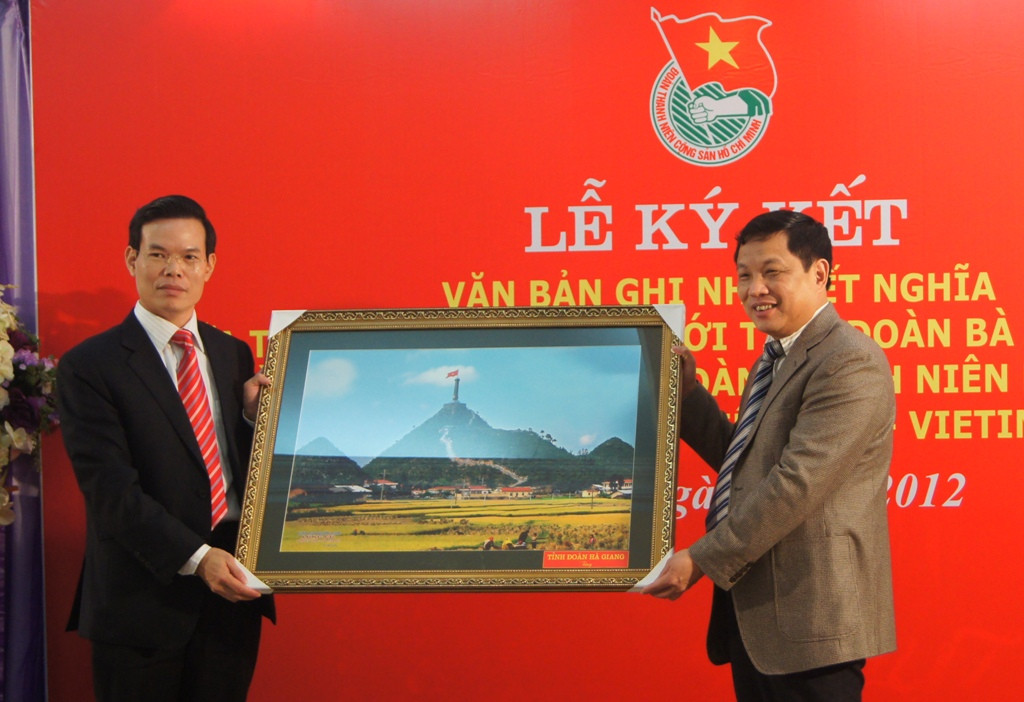 Bí thư Tỉnh ủy Hà Giang Triệu Tài Vinh tặng quà lưu niệm cho đại diện Thành ủy Hà Nội