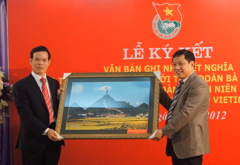 Bí thư Tỉnh ủy Hà Giang Triệu Tài Vinh tặng quà lưu niệm cho đại diện Thành ủy Hà Nội