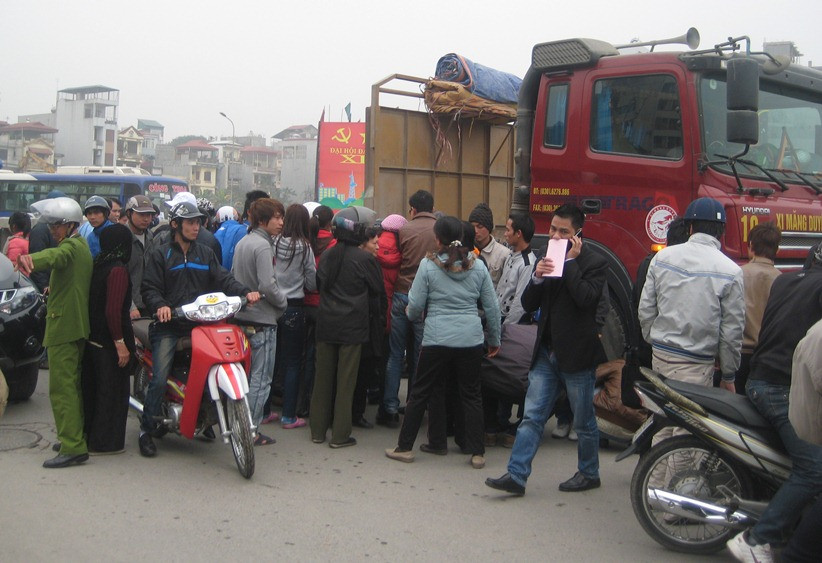 Rất đông người dân hiếu kỳ tập trung đến xem.