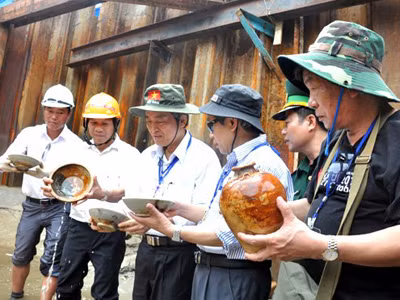 Các chuyên gia giám định cổ vật được khai quật từ con tàu đắm ở vùng biển Bình Châu. Ảnh: Trí Tín. Các chuyên gia giám định cổ vật được khai quật từ con tàu đắm ở vùng biển Bình Châu. Ảnh: Trí Tín