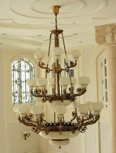 Đèn chùm treo giữa nhà, hắt ánh sáng xuống tầng trệt