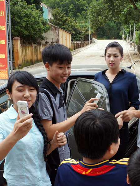 Tranh thủ chụp ảnh cả khi Á hậu đã sắp lên xe