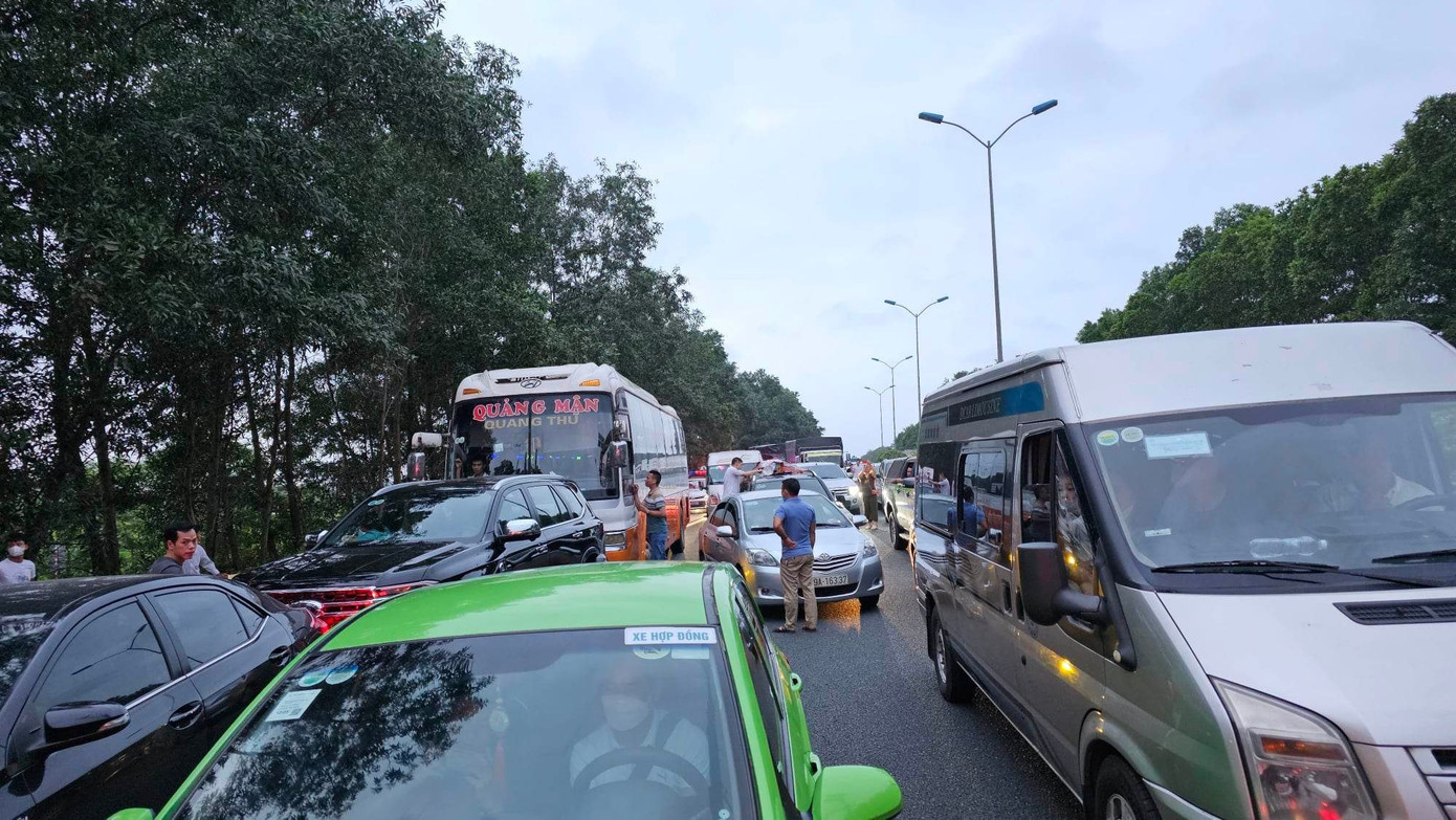 Cao tốc Pháp Vân - Cầu Giẽ ùn đoạn xã Tiên Hiệp, TP Phủ Lý (Hà Nam) cách nút giao Liêm Tuyền khoảng 6km đang bị tắc dài hàng chục km. Ảnh: Phan Thiên