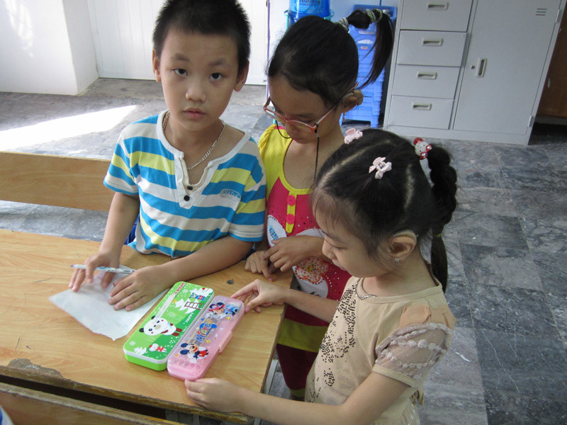 Hiếu ngoài cùng bên trái đang chơi đùa cùng các bạn ở lớp