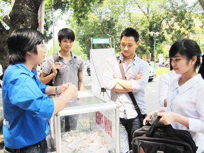 Gây quỹ Đoàn tại ĐH Bách Khoa Hà Nội. Ảnh: Nguyễn Hà. Gây quỹ Đoàn tại ĐH Bách Khoa Hà Nội Ảnh: Nguyễn Hà