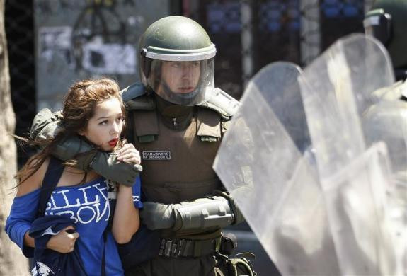 Cảnh sát chống bạo động đang bắt giữ một sinh viên tại Valparaiso, bắc Santiago, Chile. Các cuộc biểu tình yêu cầu chính phủ cải cách giáo dục vẫn đang diễn ra gay gắt ở nhiều thành phố của Chile. Ảnh: Reuters