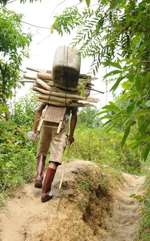 Những người thồ hàng thuê (dầu chạy máy, lương thực) vẫn hoạt động ngang nhiên giữa ban ngày