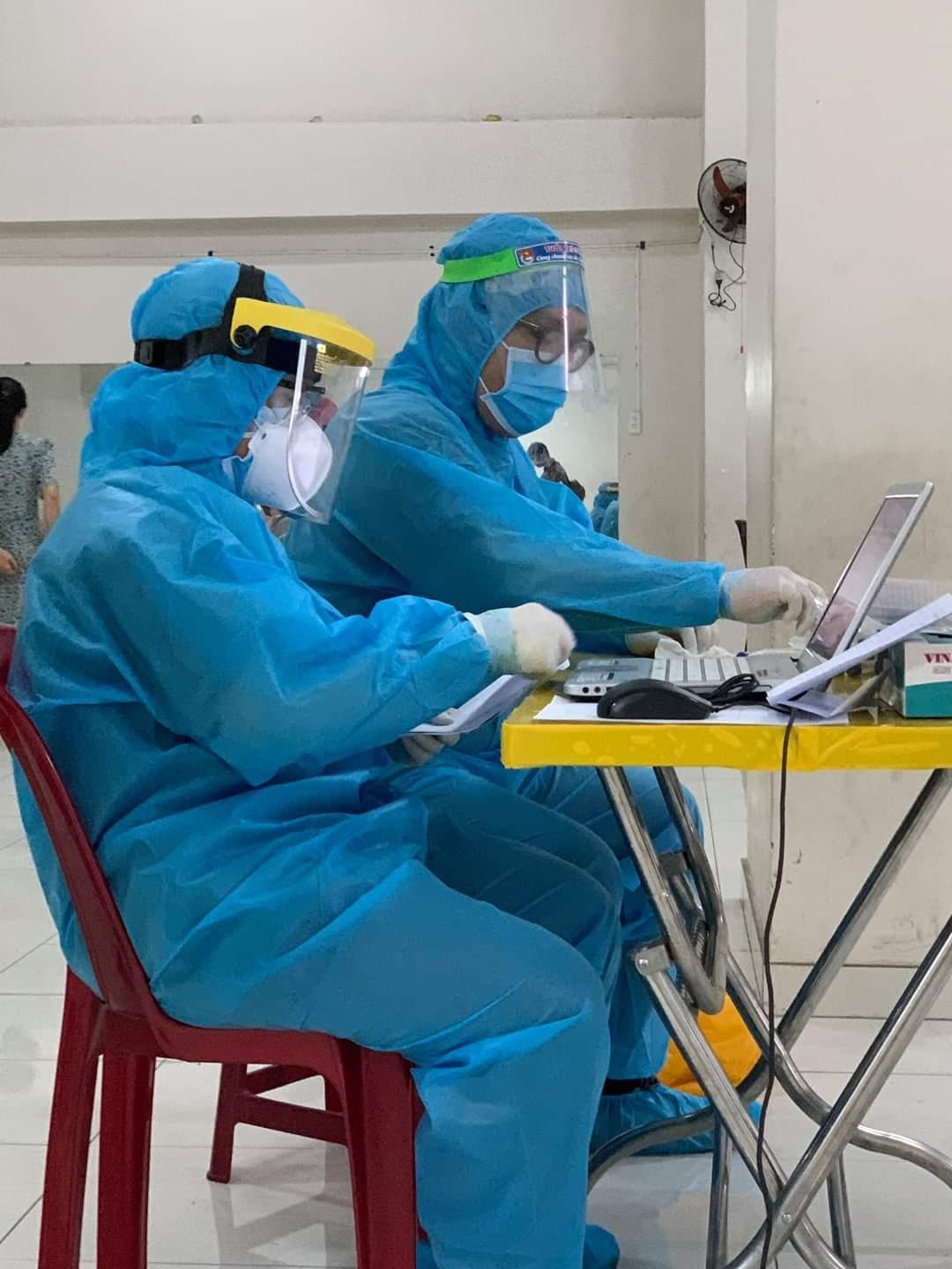 Các bạn trẻ sẵn sàng ra tuyến đầu để hỗ trợ người dân lấy mẫu xét nghiệm Các bạn trẻ sẵn sàng ra tuyến đầu để hỗ trợ người dân lấy mẫu xét nghiệm