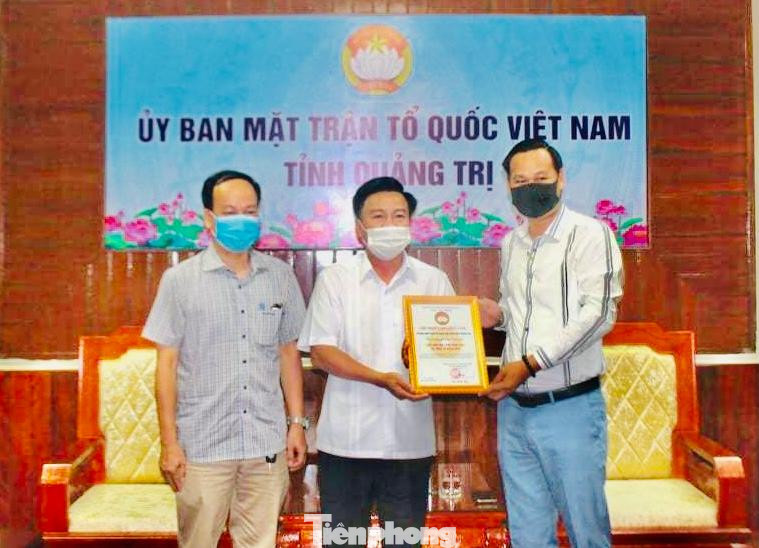Ông Hà Văn Tự, đại diện nghệ sĩ Hoài Linh nhận thư cảm ơn từ Chủ tịch MTTQ Việt Nam tỉnh Quảng Trị chiều 31/5-