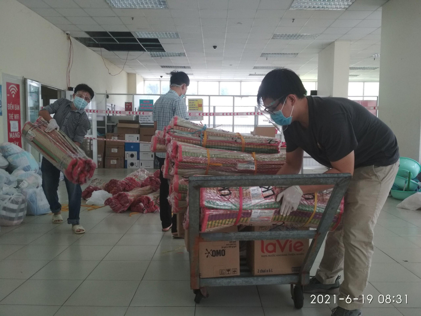 Mang vật phẩm từ các mạnh thường quân đóng góp giúp sức tại các điểm cách ly tập trung Mang vật phẩm từ các mạnh thường quân đóng góp giúp sức tại các điểm cách ly tập trung