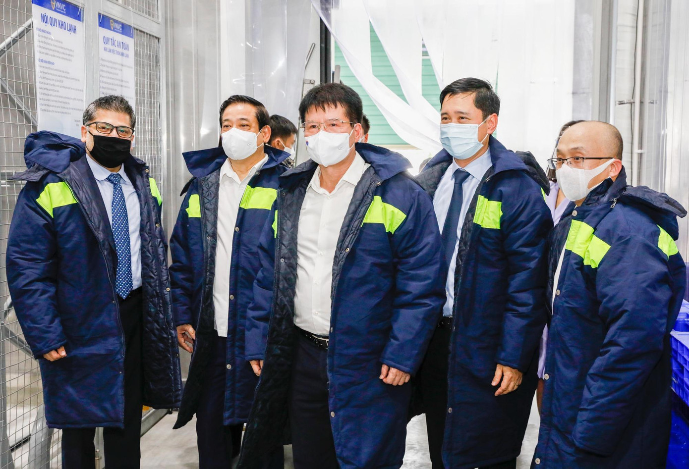 Lãnh đạo Bộ Y tế kiểm tra tiếp nhận lô vắc xin thứ 2 với hơn 280 nghìn liều về đợt này Lãnh đạo Bộ Y tế kiểm tra tiếp nhận lô vắc xin thứ 2 với hơn 280 nghìn liều về đợt này