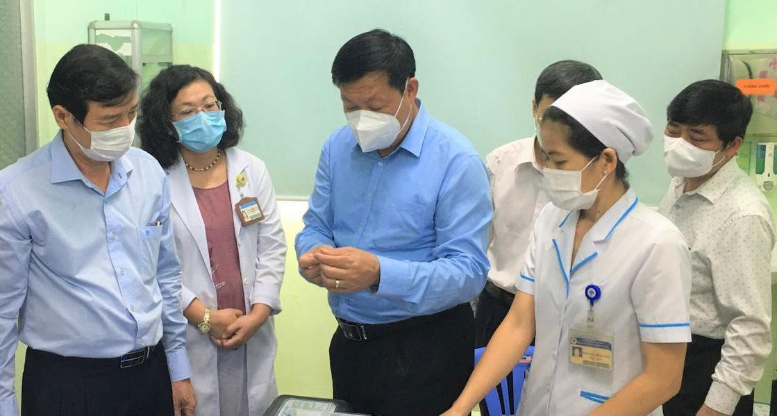 Bộ Y tế kiểm tra về vắc xin trước khi tiêm cho người dân