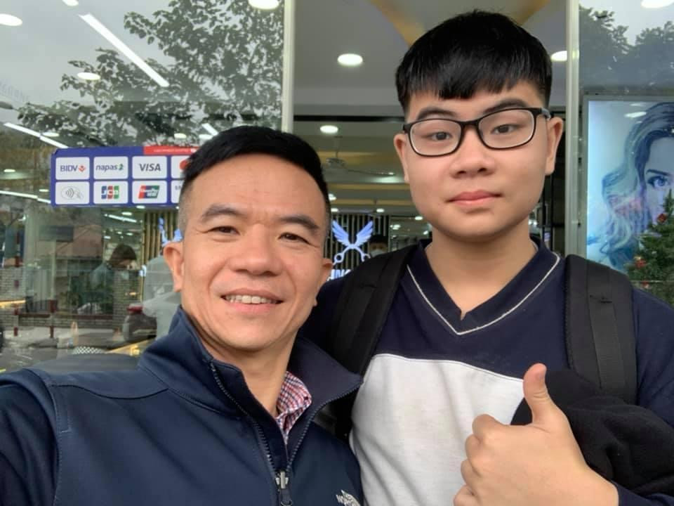 Nguyễn Đức Hà Phan và bố. Ảnh: FBNV