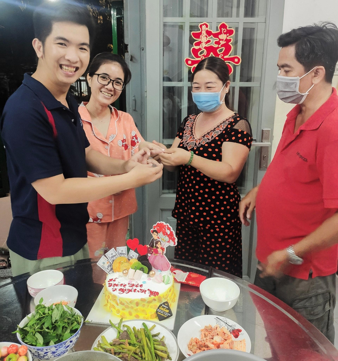 Bữa tiệc cưới đơn giản mà hai vợ chồng trẻ đãi gia đình sau đám cưới