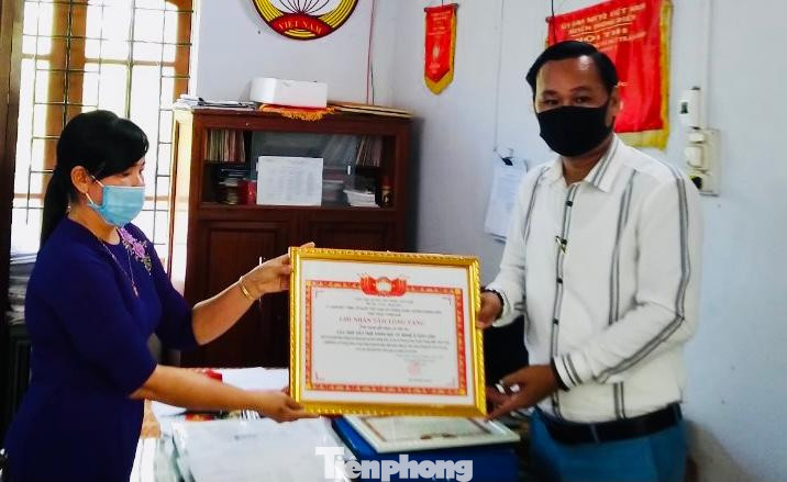 Chủ tịch Uỷ ban MTTQ xã Phong Xuân, huyện Phong Điền trao thư cảm ơn đến Nhà hảo tâm, quý khán giả và nghệ sĩ Hoài Linh