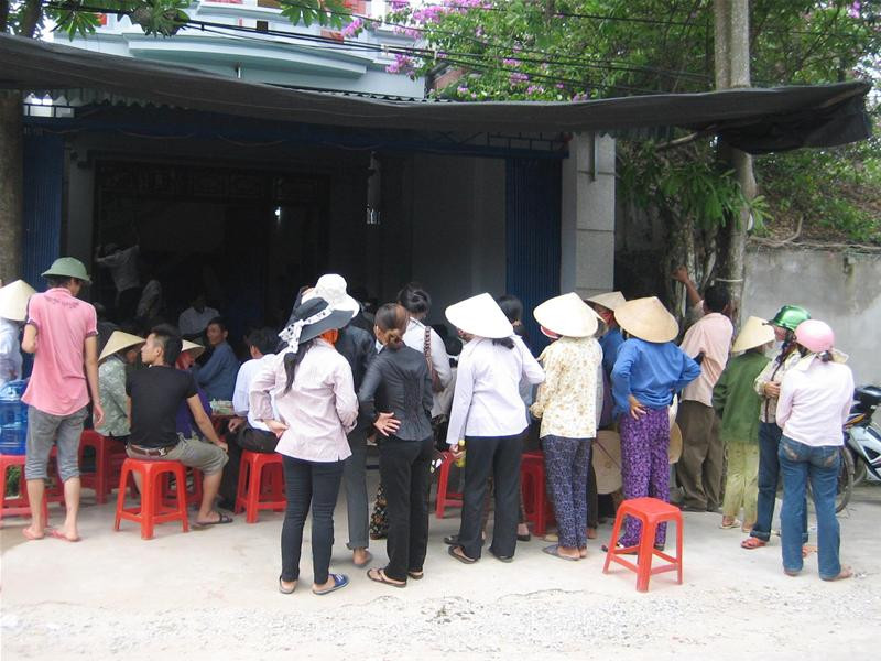 Nhiều người dân đến chia buồn với gia đình người xấu số. Ảnh: Hoàng Lam Nhiều người dân đến chia buồn với gia đình người xấu số. Ảnh: Hoàng Lam