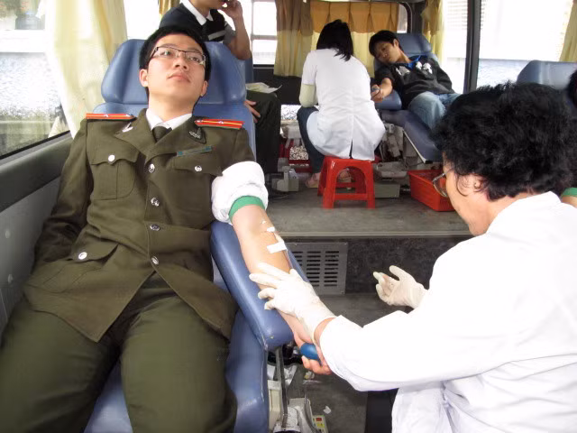 Tuổi trẻ Thừa Thiên - Huế hiến máu tình nguyện sáng nay, 9 - 1. Ảnh: Ngọc Văn