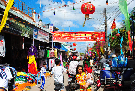 Đường phố thị trấn Sông Đốc trang trí Lễ Nghinh Ông