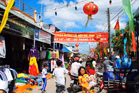 Đường phố thị trấn Sông Đốc trang trí Lễ Nghinh Ông