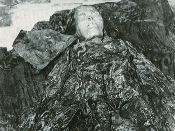 Di hài của Vua Lê Dụ Tông khi mới mở quan tài.