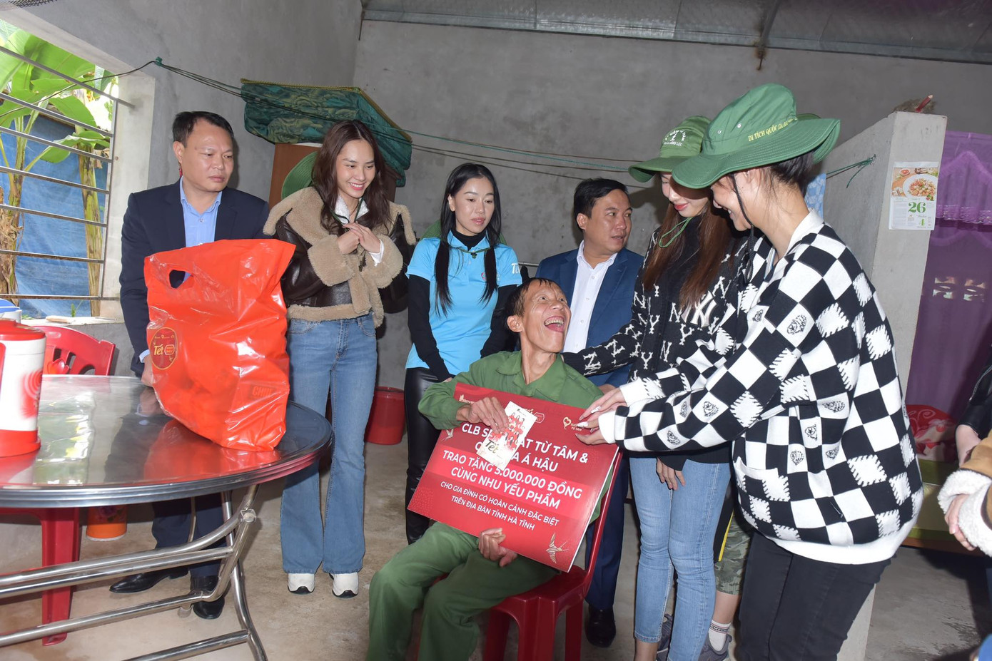 Bà Phạm Kim Dung - Phó Ban Tổ chức cuộc thi Hoa hậu Việt Nam 2022, Tổng giám đốc Công ty Sen Vàng, Chủ tịch CLB Suối Mát Từ Tâm cùng Hoa hậu, Á hậu trao quà cho gia đình có hoàn cảnh khó khăn