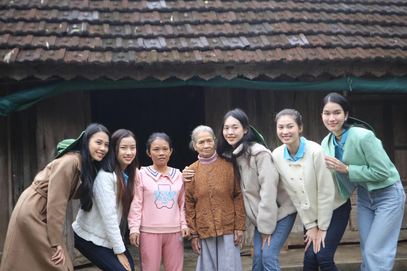 Các á hậu chụp ảnh kỷ niệm cùng người dân trong buổi trao quà tại huyện Kỳ Anh (Hà Tĩnh).