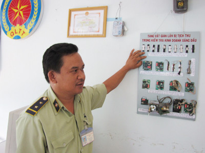 Ông Hà và những thiết bị mà chủ doanh nghiệp thường dùng để can thiệp máy đong gian lận xăng, dầu