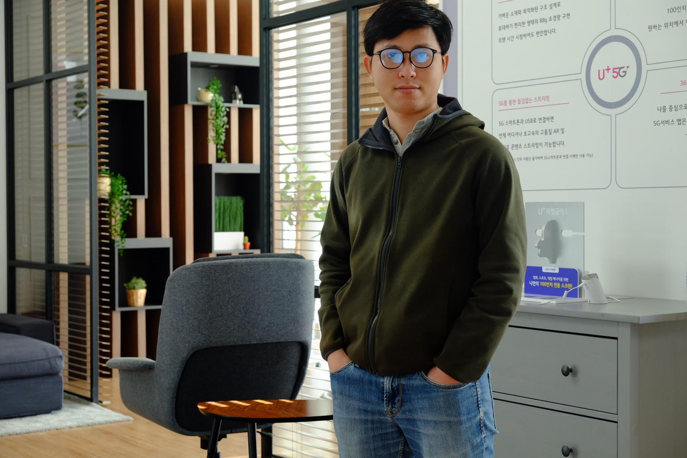 TS Huỳnh Thế Thiện tại gian trải nghiệm mạng 5G đặt tại trung tâm nghiên cứu của trường. ẢNH: NVCC TS Huỳnh Thế Thiện tại gian trải nghiệm mạng 5G đặt tại trung tâm nghiên cứu của trường. ẢNH: NVCC