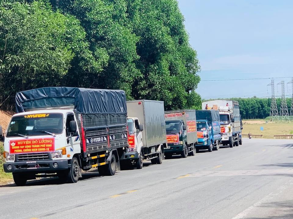 Nhiều chuyến xe nối dài chở nhu yếu phẩm hỗ trợ người dân vùng dịch ở thành phố Vinh