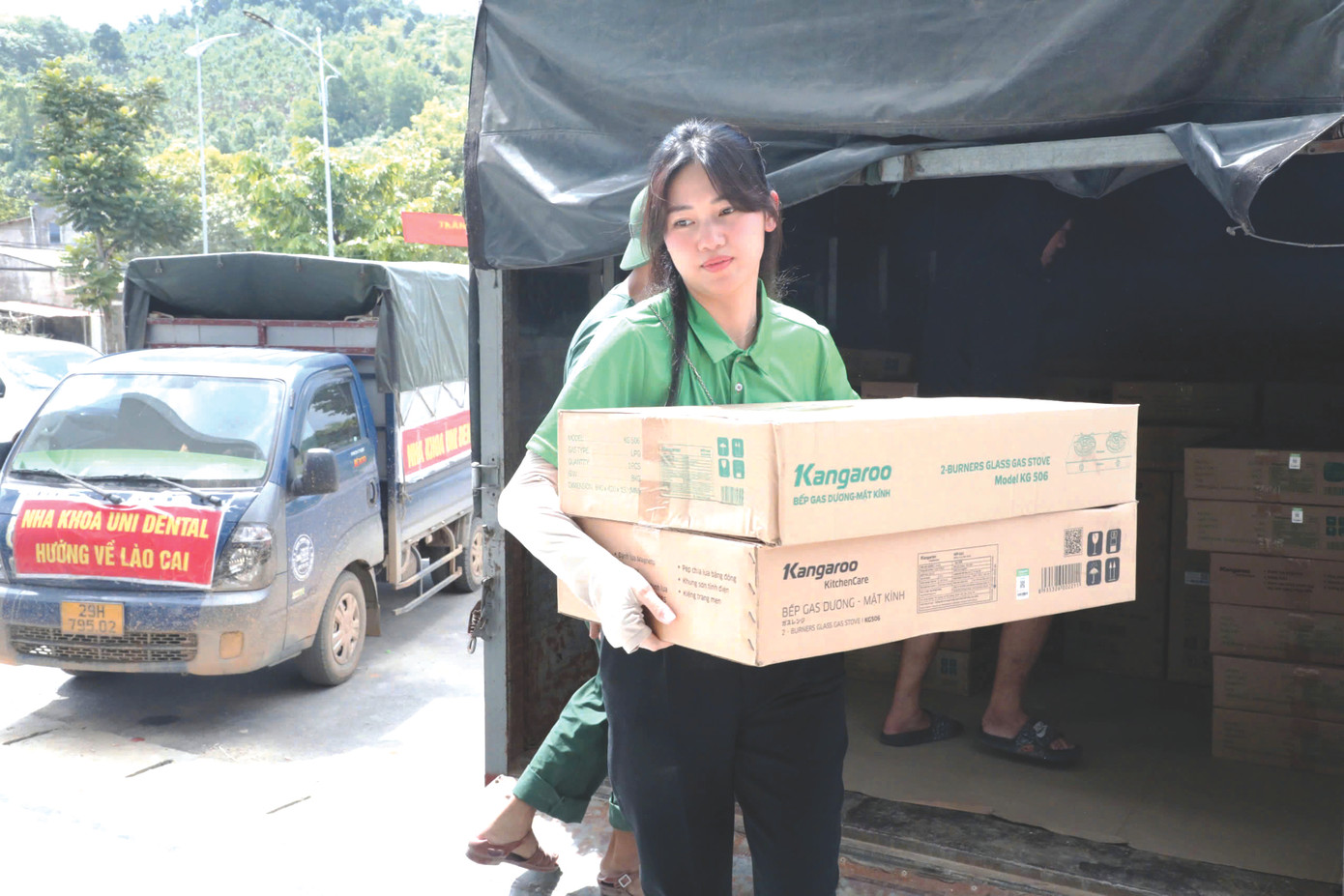 Á hậu Ngô Thanh Thanh Tú vận chuyển hàng hóa vào kho tập kết. Ảnh: Thành Đạt