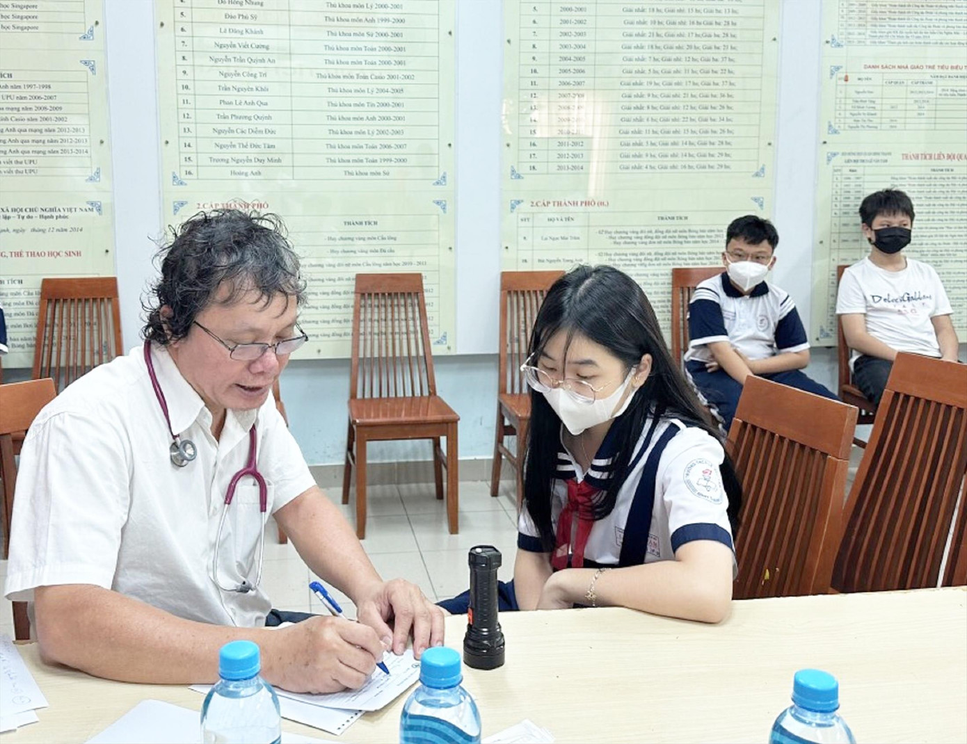 BS Trương Hữu Khanh thăm khám cho các chùm ca bệnh tại trường học ảnh: H.K