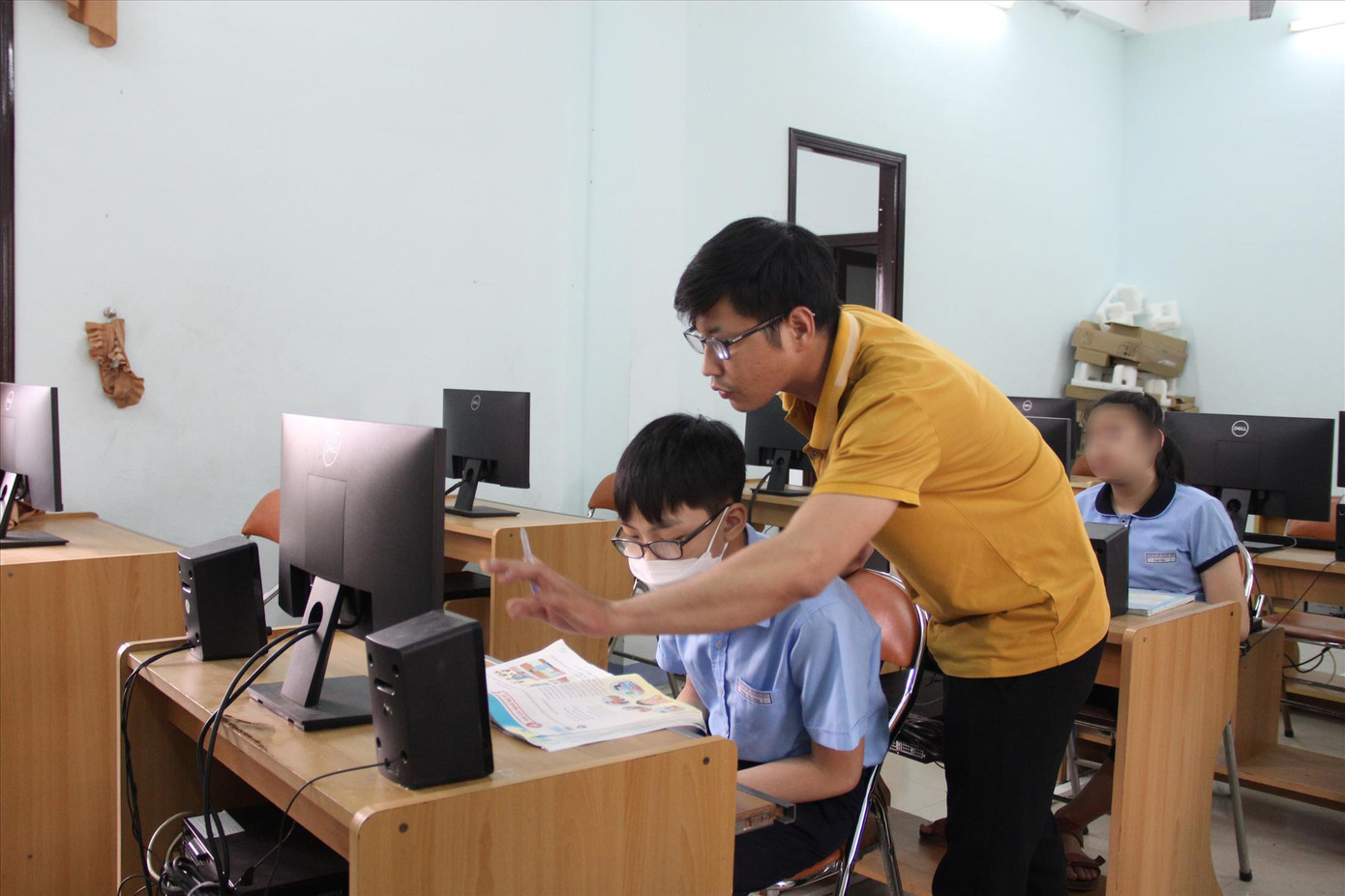 Mỗi học trò một kiểu dạng tật, thầy Lực phải chuẩn bị riêng giáo án cho từng em, “xé” nhỏ các nội dung để học trò dễ dàng hiểu được Mỗi học trò một kiểu dạng tật, thầy Lực phải chuẩn bị riêng giáo án cho từng em, “xé” nhỏ các nội dung để học trò dễ dàng hiểu được