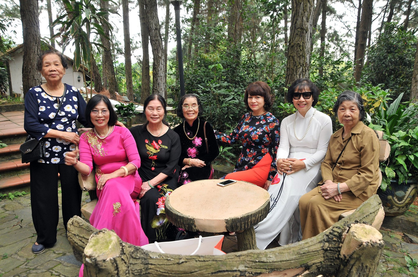 Bà Lê Thị Túy (ngoài cùng bên trái), bà Nguyễn Thị Lan (ngoài cùng bên phải) dịp kỷ niệm 65 năm báo Tiền Phong.