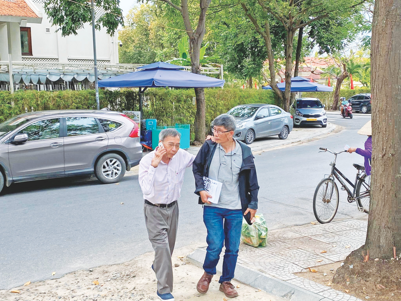 Tác giả và nhân vật - nhà thơ Thanh Thảo. Ảnh: Phạm Đương.