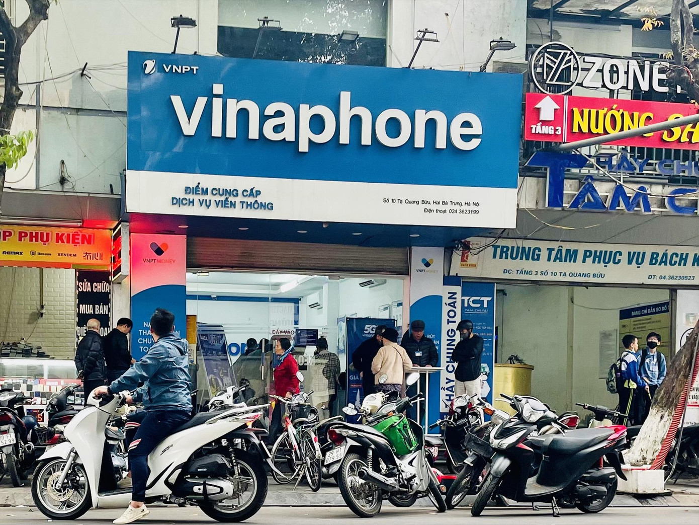 Khách hàng nườm nượp đến các điểm giao dịch để chuẩn hóa thông tin. Ảnh: Thành Đạt