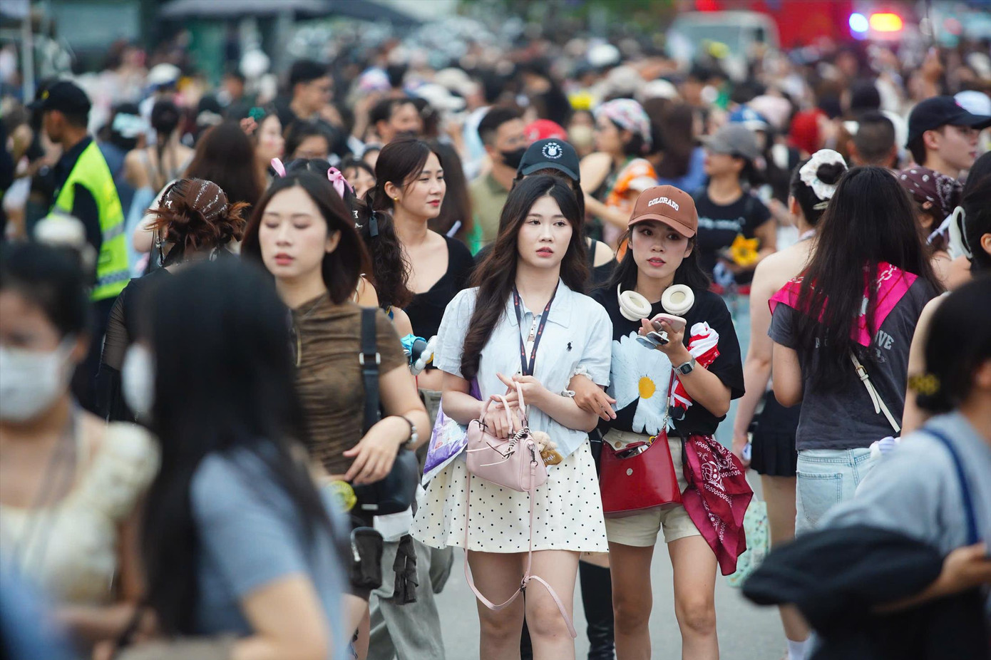 Khán giả của G-Dragon cổ vũ thần tượng bằng hoa cúc thiếu cánh Ảnh: DUY PHẠM Khán giả của G-Dragon cổ vũ thần tượng bằng hoa cúc thiếu cánh Ảnh: DUY PHẠM