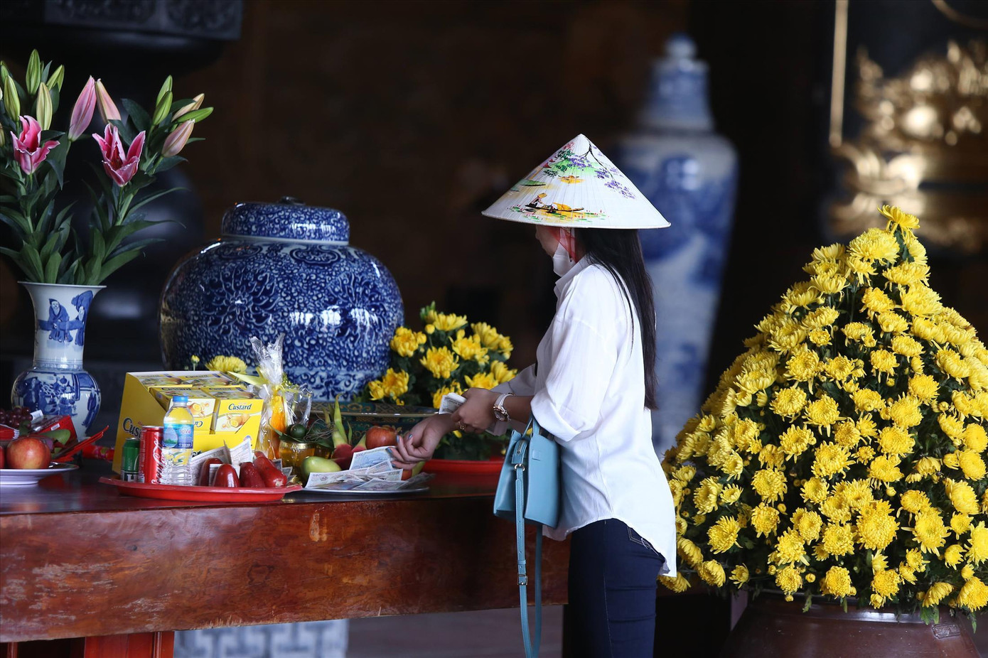 Có hiện tượng sử dụng tiền công đức thiếu minh bạch. Ảnh: Kỳ Sơn.