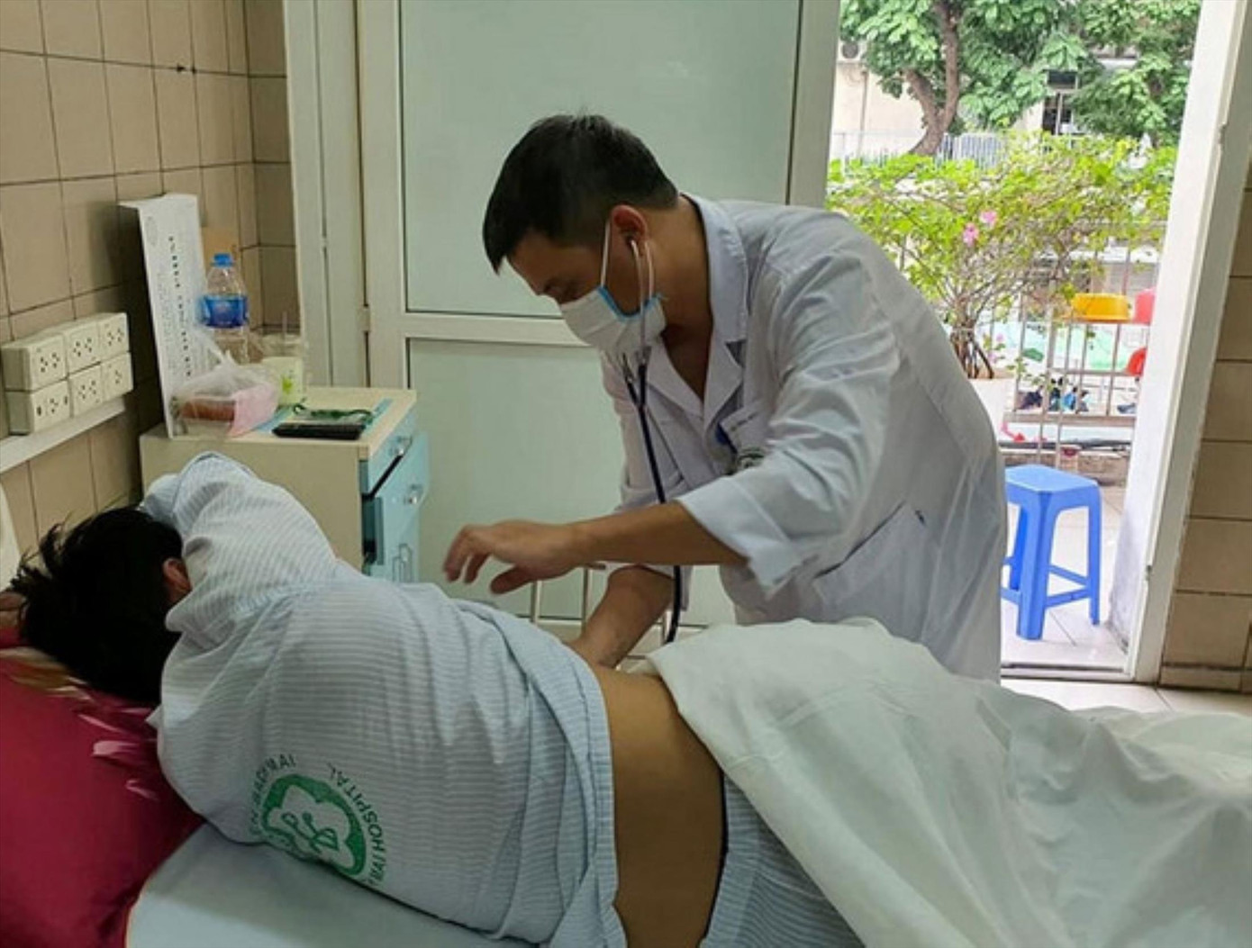 Bệnh nhân trẻ bị ngộ độc thuốc lá điện tử điều trị tại BV Bạch Mai