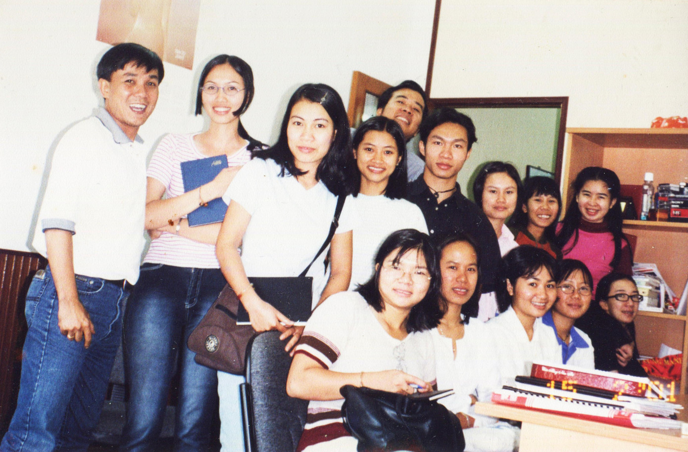 Một buổi phóng viên báo Sinh Viên Việt Nam và Hoa Học Trò trao đổi nghiệp vụ với nhà báo Cù Mai Công, phóng viên báo Tuổi Trẻ (trái). Trong ảnh có các cây bút như Phan Hồn Nhiên, Hải Miên, Nguyễn Đình, Dương Thụy, Đông Vy, Trần Thu Hà, Hồ Ngọc Đoan Khương... Ảnh tư liệu