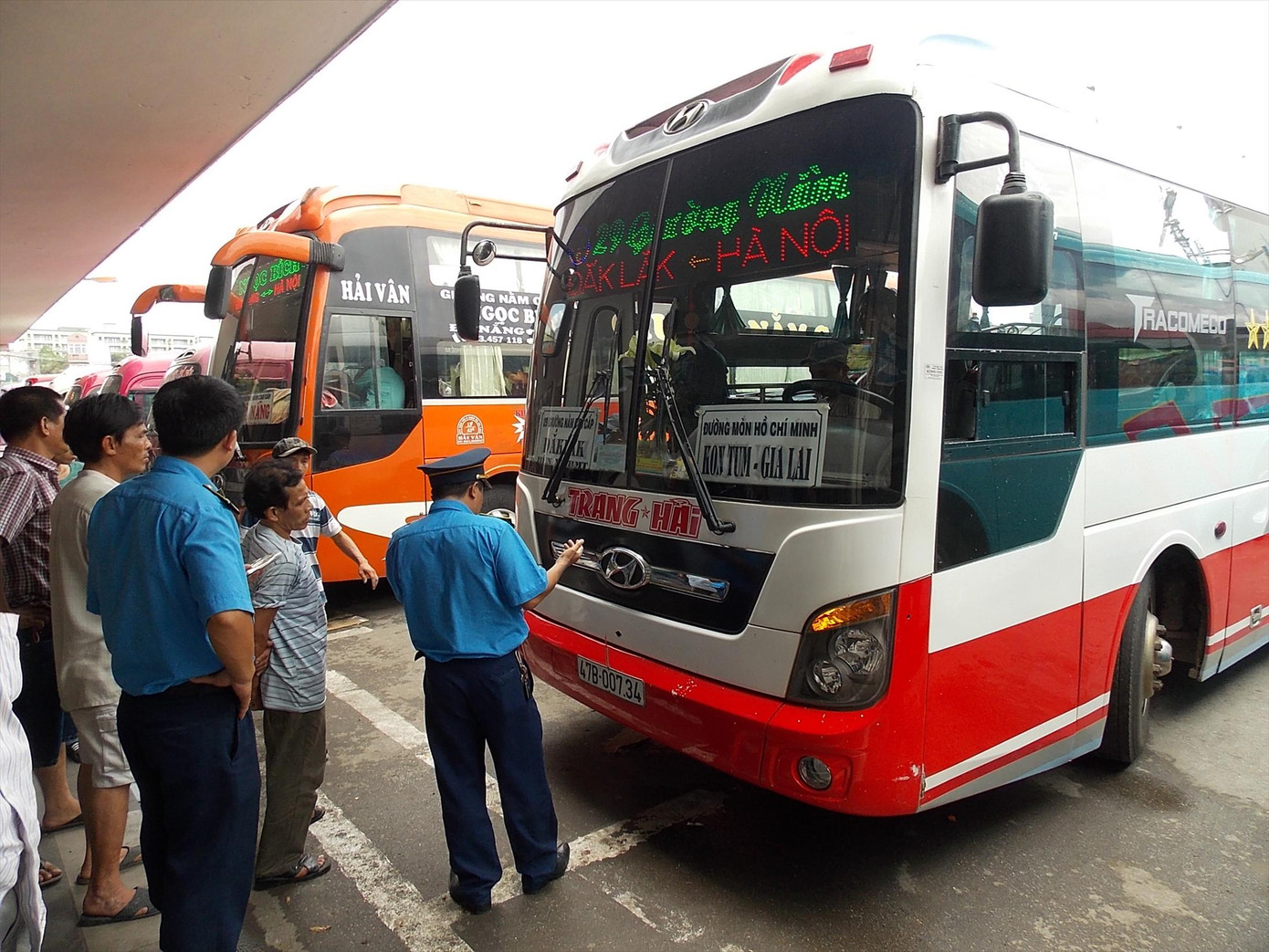 Nhiều xe khách vi phạm tốc độ cả nghìn lần nhưng nhiều tháng sau mới được xử lý. Ảnh: Anh Trọng