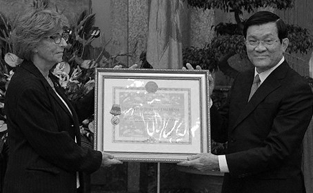 Chủ tịch nước Trương Tấn Sang trao tặng Huân chương Hồ Chí Minh cho ông Aubrac