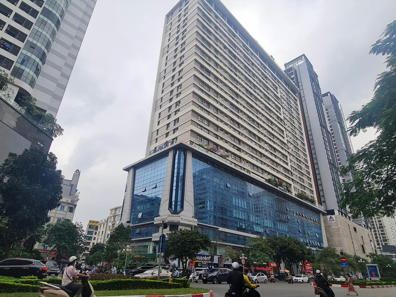 Chung cư Star City - 81, Lê Văn Lương được chuyển đổi từ đất công cộng, điều chỉnh tăng mật độ nhiều lần. Trong quá trình thi công, dự án để xảy ra nhiều vi phạm trật tự xây dựng Ảnh: Trần Hoàng Chung cư Star City - 81, Lê Văn Lương được chuyển đổi từ đất công cộng, điều chỉnh tăng mật độ nhiều lần. Trong quá trình thi công, dự án để xảy ra nhiều vi phạm trật tự xây dựng Ảnh: Trần Hoàng