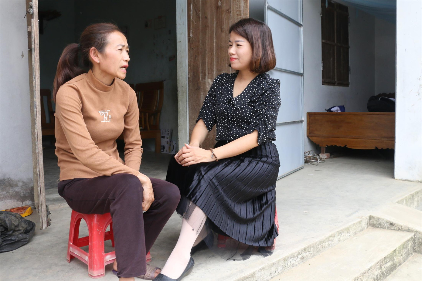 Nguyễn Thị Châu Anh (bên phải) trong lần thực chứng đối tượng Bảo trợ xã hội tại địa phương Nguyễn Thị Châu Anh (bên phải) trong lần thực chứng đối tượng Bảo trợ xã hội tại địa phương