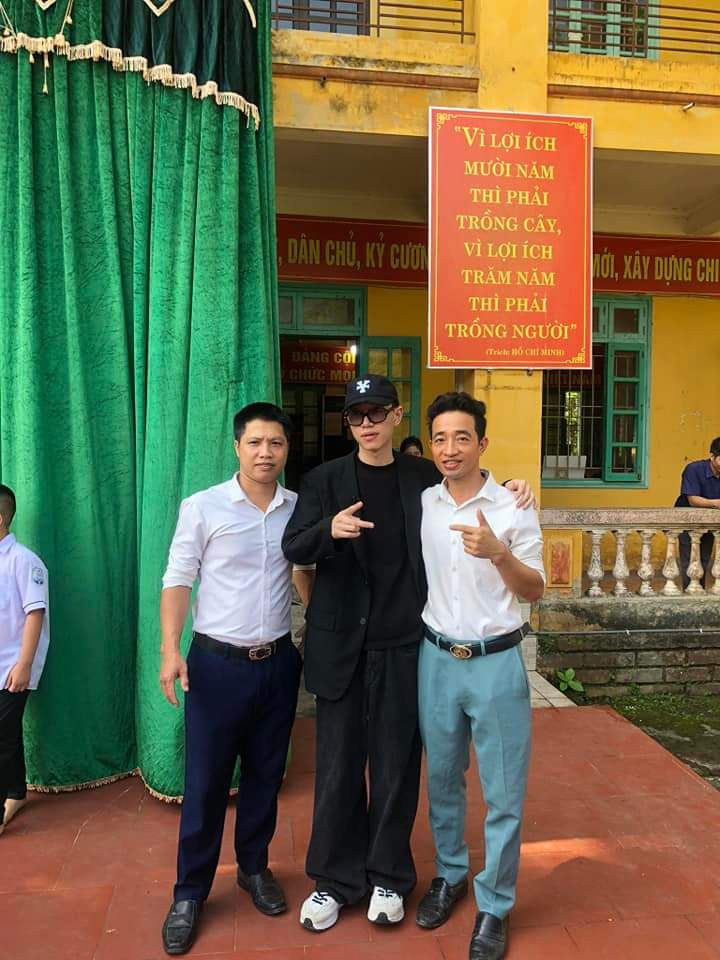 Rapper “À Lôi” và thầy chủ nhiệm Ma Đình Khu (bìa trái)