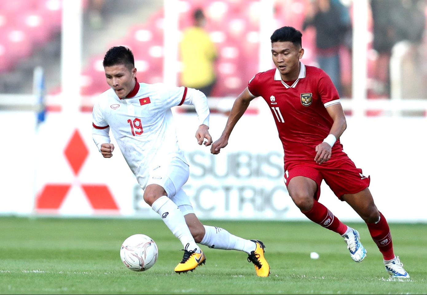 Pha đi bóng của Quang Hải trong trận đấu với Indonesia Pha đi bóng của Quang Hải trong trận đấu với Indonesia