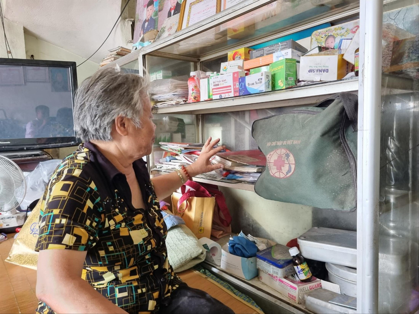 Bà Liên bên tủ thuốc, các loại dụng cụ, các loại thuốc, dung dịch sát khuẩn thiết yếu sơ cứu người tai nạn giao thông. Bà Liên bên tủ thuốc, các loại dụng cụ, các loại thuốc, dung dịch sát khuẩn thiết yếu sơ cứu người tai nạn giao thông.